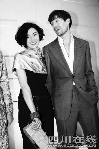 张曼玉和外籍男友很甜蜜