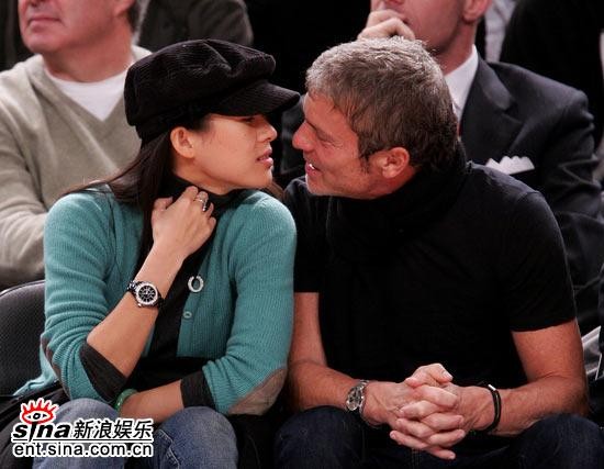 组图:章子怡与外籍男友高调看球当众热吻缠绵