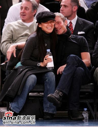 组图:章子怡与外籍男友高调看球当众热吻缠绵