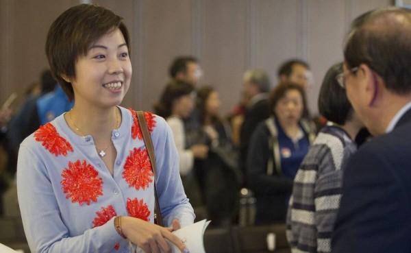 42岁张怡宁现身美国,皮肤紧致仍显年轻,62岁丈夫身姿依旧挺拔