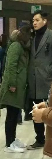 全智贤夫妻近照曝光: 手挽手逛街, 大马路上秀恩爱毫不避讳