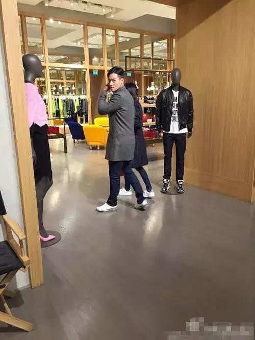 全智贤夫妻近照曝光: 手挽手逛街, 大马路上秀恩爱毫不避讳