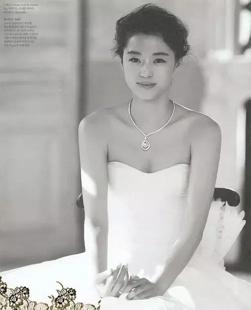 全智贤夫妻近照曝光: 手挽手逛街, 大马路上秀恩爱毫不避讳