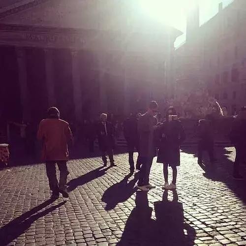 全智贤夫妻近照曝光: 手挽手逛街, 大马路上秀恩爱毫不避讳