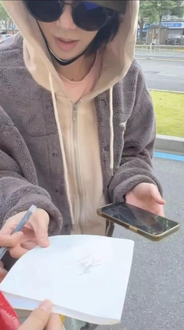 知名男星被粉丝拿白纸索要签名 此前有人因此被骗光积蓄