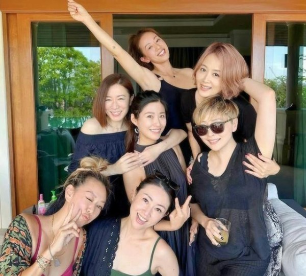 明星闺蜜关系成谜,佘诗曼幽默回应传闻,普通人生活也有烦恼