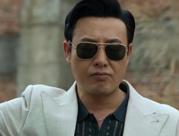 张颂文给马思纯庆35岁生日，女方对他的称呼引争议，网友：真会蹭