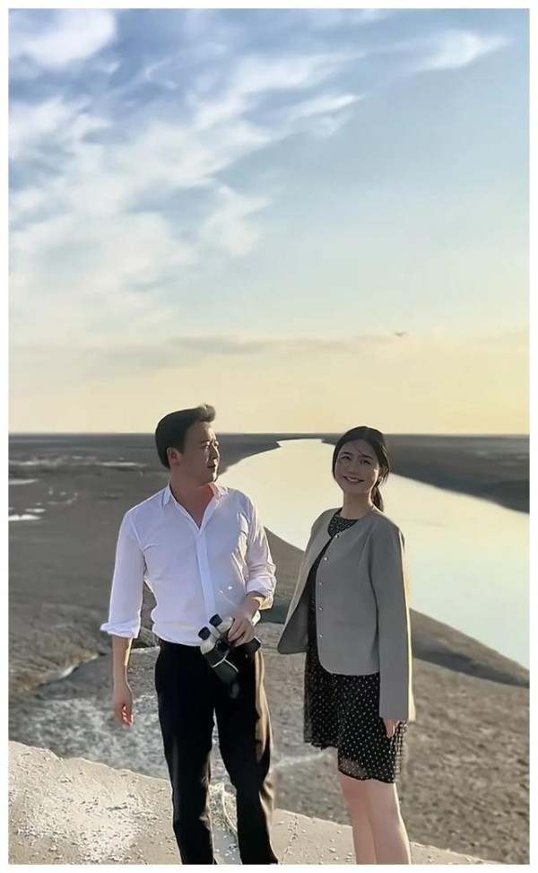 燕:知名演员王明星昨晚被目击出现在本市一家高档酒吧,引发网友热议。这位一向以阳光正面形象示人的明星,为何会在深夜出入酒吧呢?
据悉,王明星当晚身着一身休闲装扮,戴着口罩和帽子,试图掩饰身份。然而,他标志性的眼神还是被眼尖的粉丝认出。有知情人士透露,王明星此行并非为了寻欢作乐,而是为了见一位神秘人物。
“他看起来很紧张,一直在四处张望。”一位目击者如此描述。更有爆料称,王明星与一位中年男子进行了...