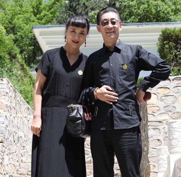 在饭店偶遇明星吃饭,两种人愿意为他们买单,一是粉丝,二是老板