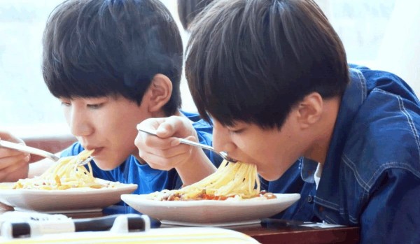 在饭店偶遇明星吃饭,两种人愿意为他们买单,一是粉丝,二是老板