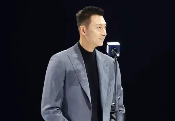 博学海洋LjcFew7:篮球巨星的命运纠葛,姚明与易建联的紧密关系引发猜疑!在易建联事件的风波尚未平息之际,中国篮球界又爆出重磅炸弹——姚明突然辞职。这两起事件看似风马牛不相及,却因两人之间深厚的情谊而变得扑朔迷离。篮球迷们纷纷猜测,这背后是否隐藏着不为人知的秘密?
作为中国篮球的领物,姚明和易建联的名字早已深入人心。在这场篮球盛宴的背后,两人的命运却似乎被某种神秘力量牵绊。姚明的辞职,让人们对...