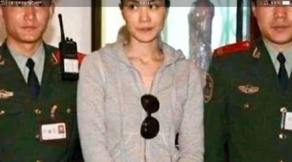 明星与警察合照,马云黄渤像被捕一样,王菲气势全无,成龙最淡定