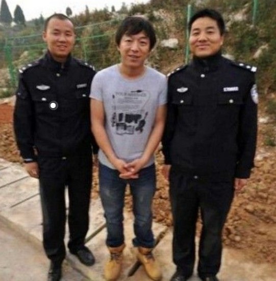 明星与警察合照,马云黄渤像被捕一样,王菲气势全无,成龙最淡定