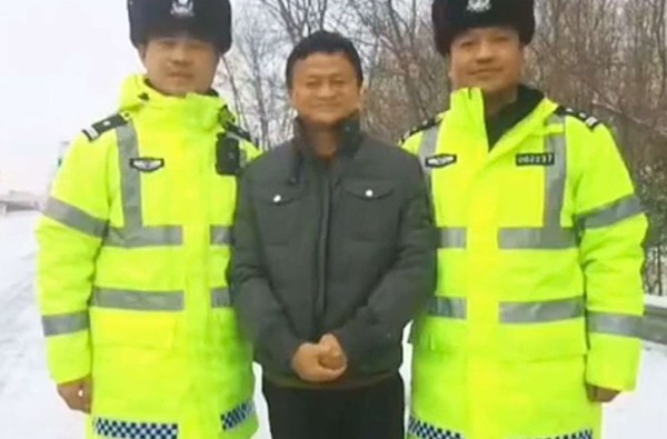 明星与警察合照,马云黄渤像被捕一样,王菲气势全无,成龙最淡定