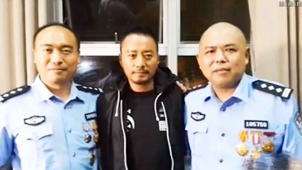 明星与警察合照,马云黄渤像被捕一样,王菲气势全无,成龙最淡定