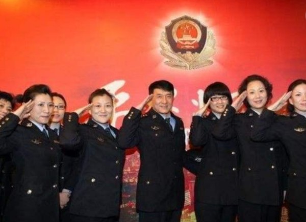 明星与警察合照,马云黄渤像被捕一样,王菲气势全无,成龙最淡定