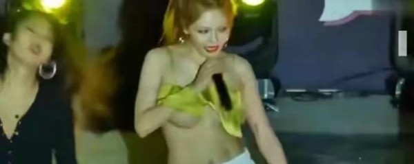 舞台的意外“惊喜”:韩国女爱豆在舞台上巧妙化解尴尬