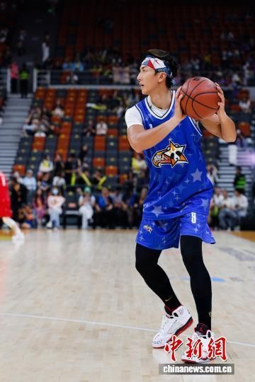 吴尊在篮球赛场上展现魅力。聚星名人赛供图