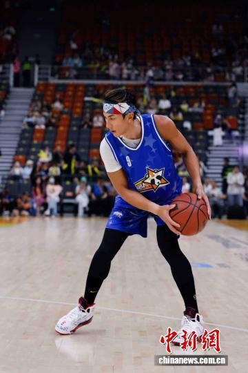 吴尊亮相成都名人篮球赛谈篮球情怀与四川情结