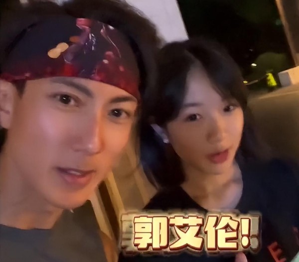 无极尊女儿迎战粉丝郭艾伦,大侄子配合的样子太暖,欣怡真长大了