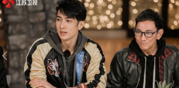 吴尊打篮球意外受伤,妻子的反应获赞,网友:难怪被吴尊宠了24年