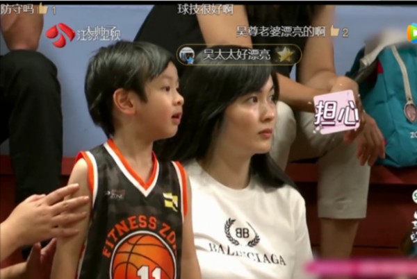 吴尊打篮球意外受伤,妻子的反应获赞,网友:难怪被吴尊宠了24年