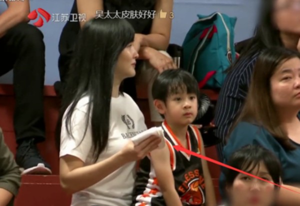 吴尊打篮球意外受伤,妻子的反应获赞,网友:难怪被吴尊宠了24年