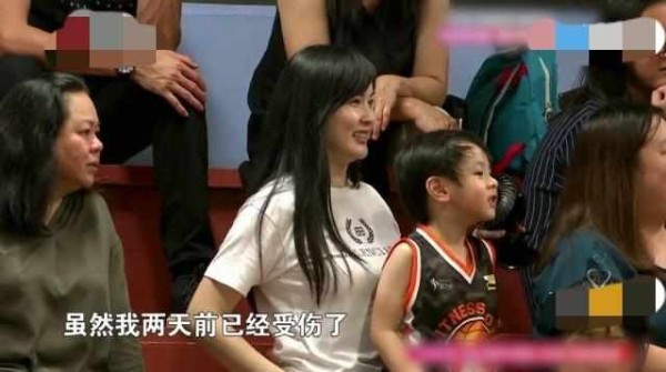 吴尊打篮球意外受伤,妻子的反应获赞,网友:难怪被吴尊宠了24年