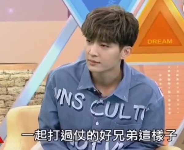 炎亚纶谈吴尊退出飞轮海原因,回应不是朋友言论,称永远是好兄弟