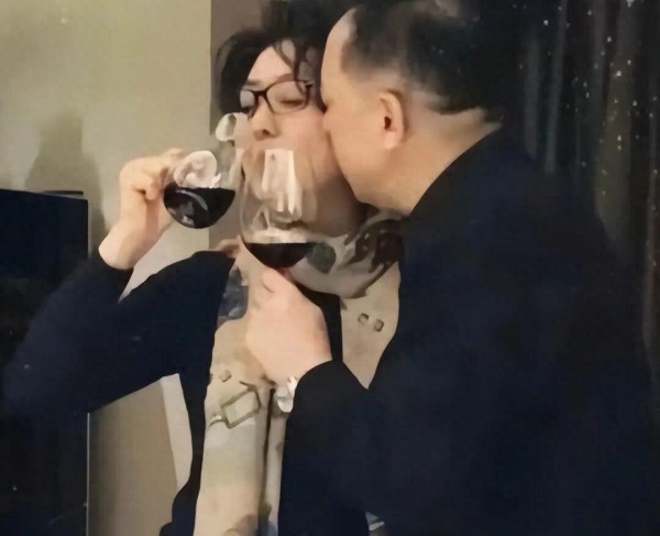 令人惊讶的是,尽管已与于魁智结婚三十五年