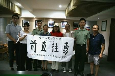 南京残疾人拥军爱民服务队,到警营送节目和书法作品