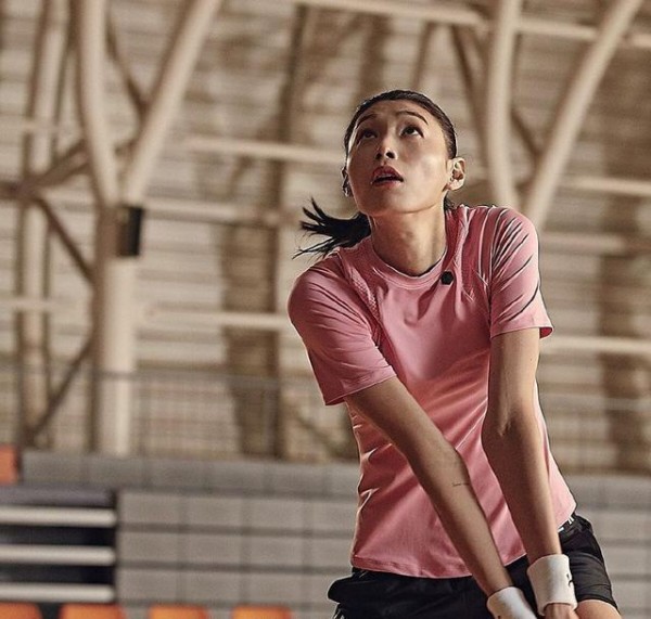 女排巨星风范!金软景最新写真大片出炉,英姿飒爽魅力十足