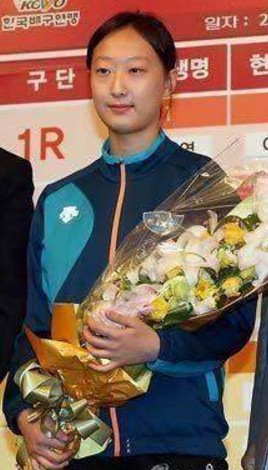 排球小将不为赚钱为发展加入韩籍,认韩教练做父竟贬低朱婷