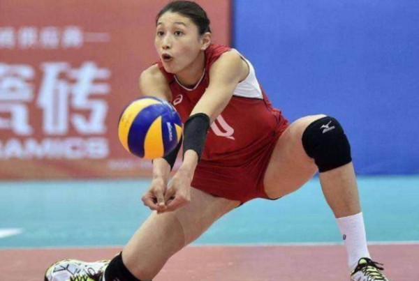 排球小将不为赚钱为发展加入韩籍,认韩教练做父竟贬低朱婷