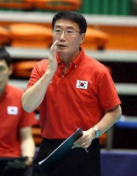 排球小将不为赚钱为发展加入韩籍,认韩教练做父竟贬低朱婷