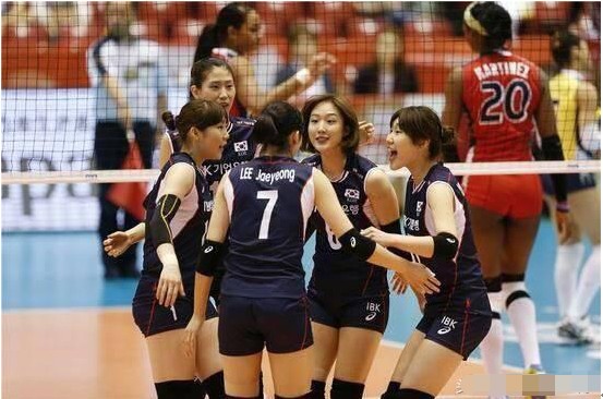 排球小将不为赚钱为发展加入韩籍,认韩教练做父竟贬低朱婷