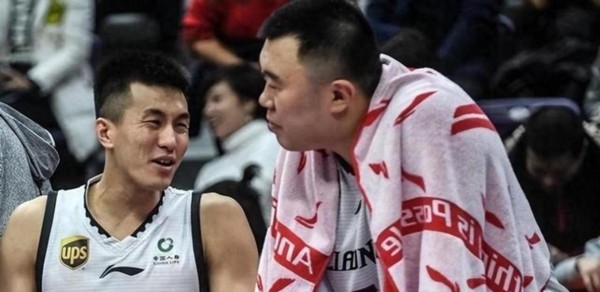 中国男篮巨星郭艾伦真懂人情世故,辽宁男篮官宣韩德君退役,他立马转发助攻扣篮视频、一句“哥”戳中球迷泪点,展现兄弟情深与真诚尊重