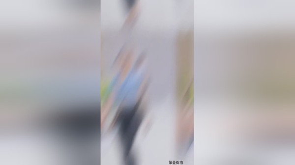 蓝白条纹衬衫的小姐姐，简约马尾辫穿出邻家女孩的感觉！