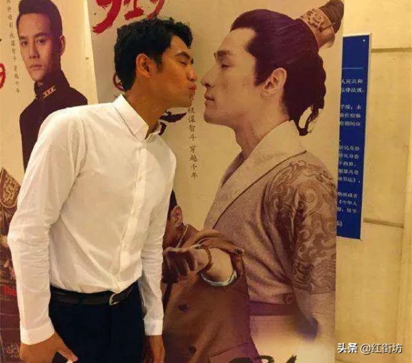 山雨空谷:#婚姻# 好的婚姻,看人品
胡歌出车祸住院可谓是他人生低谷,最脆弱的时候,脸被毁对于谁心里都难以接受,更何况是看脸的明星。
袁弘,胡歌的大学同学兼好基友。在胡歌生病住院的那段时间,放下手头的一切工作到医院照顾胡歌。
娱乐圈在大家心目中都是不太干净,一趟浑水,关系只是在维持表面上,转身之后谁又认识谁。
在朋友有难时挺身而出,做到这种份上的,在娱乐圈里我只见过袁弘这样...