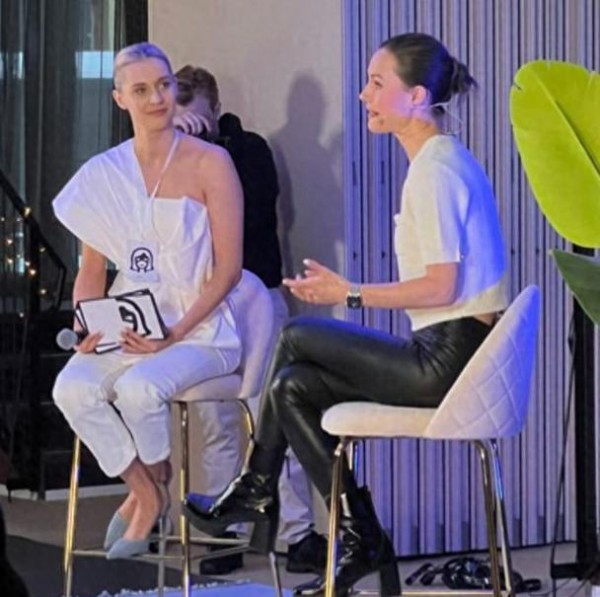 38岁芬兰前女总理穿比基尼出镜,引发争议,“像网红”