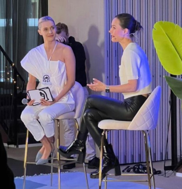 38岁芬兰前女总理穿比基尼出镜,越发能放飞了惹争议,“像网红”