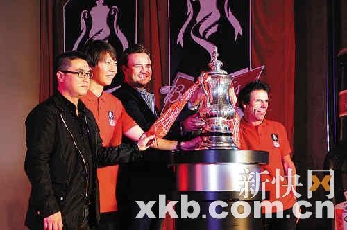 ■佐拉和李铁向大家展示了英格兰足总杯的真容 