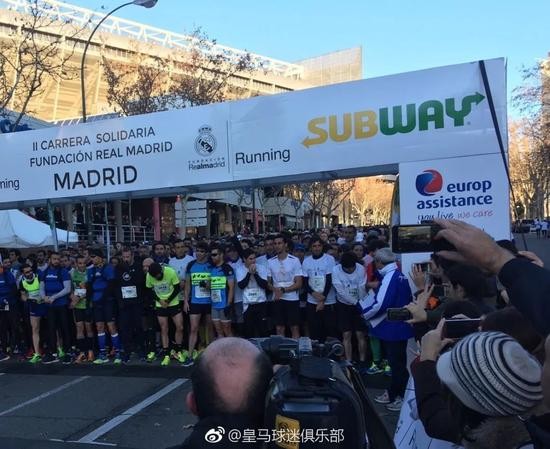 注意,这场马拉松,除了劳尔,还有他身边的皇马现役球员——阿韦洛亚。