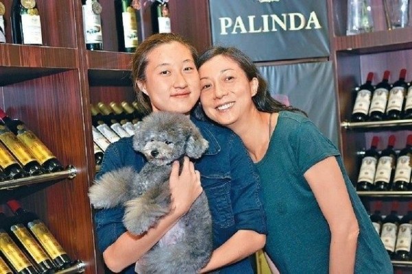 成龙的“小龙女”出柜女友30岁,吴绮莉:感恩不用养她又养孙!