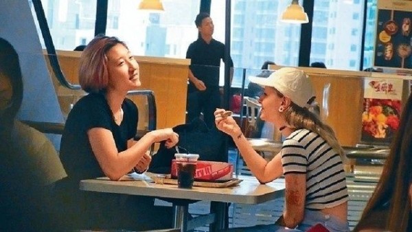 成龙的“小龙女”出柜女友30岁,吴绮莉:感恩不用养她又养孙!