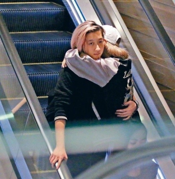 成龙的“小龙女”出柜女友30岁,吴绮莉:感恩不用养她又养孙!