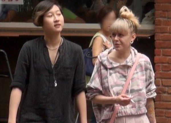 成龙的“小龙女”出柜女友30岁,吴绮莉:感恩不用养她又养孙!