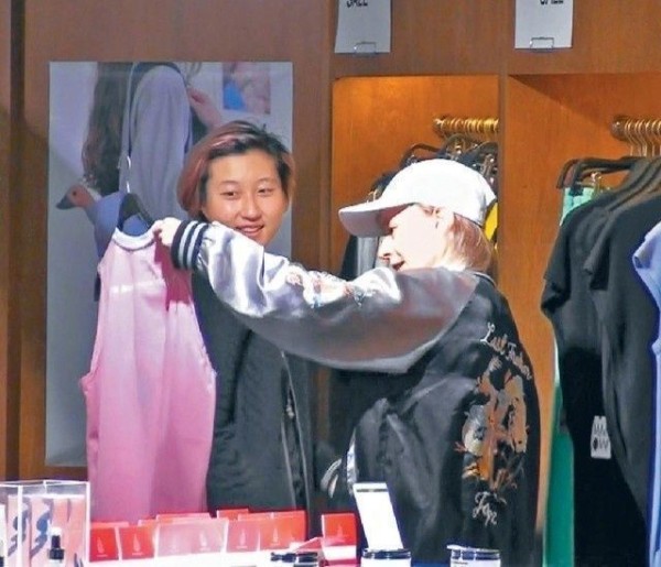 成龙的“小龙女”出柜女友30岁,吴绮莉:感恩不用养她又养孙!