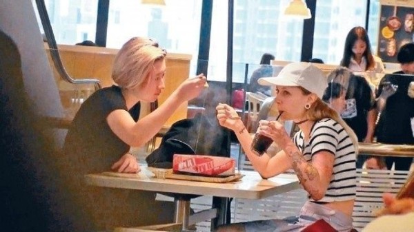 成龙的“小龙女”出柜女友30岁,吴绮莉:感恩不用养她又养孙!