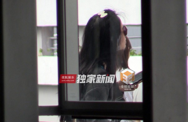 叶璇与男友小默先生破分手传闻 两人游三亚牵手搭肩显甜蜜